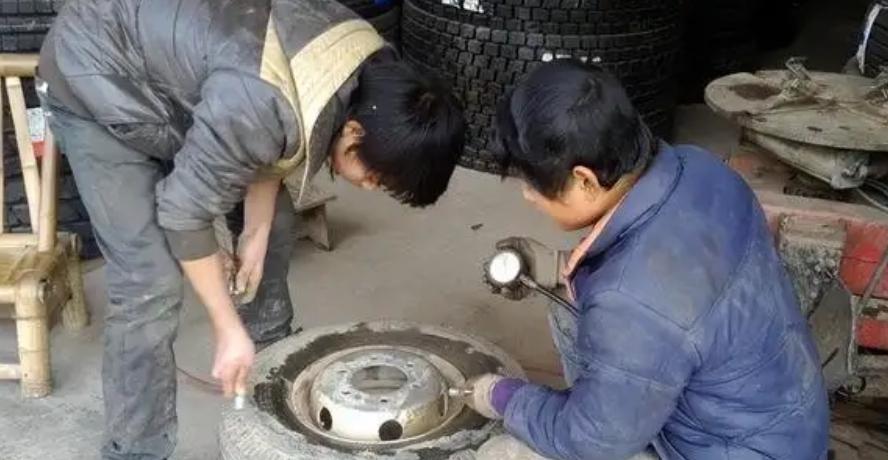 2012年6月的一天，13岁的杜传旺像往常一样在汽修厂干活。谁能想到，一场恶作剧