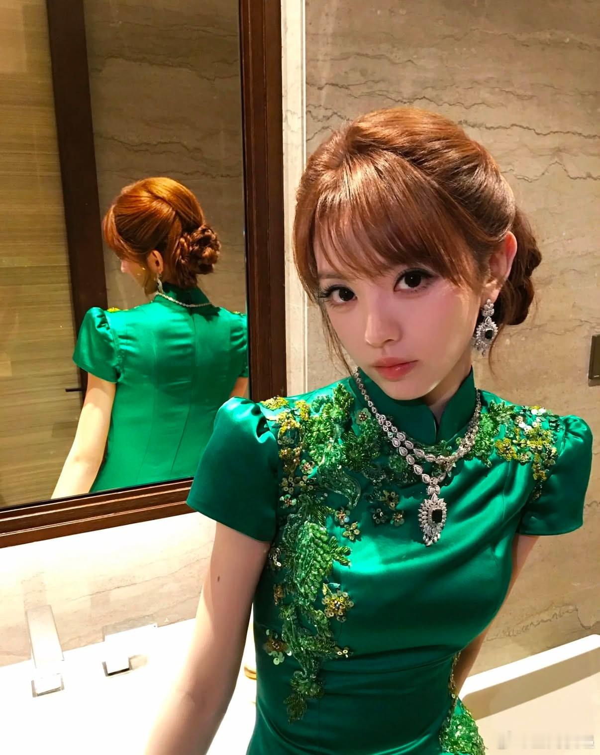 从没见过穿绿旗袍这么漂亮的女人！田曦薇 ​​​