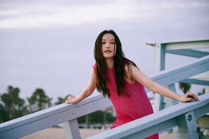 #向全世界安利倪妮[超话]##倪妮海边玫红裙#真的太喜欢这样的红裙子了，而且在海