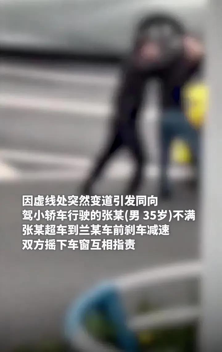 重庆警方通报：出租车司机因变道纠纷致人受伤遭行政拘留


聚焦热点
重庆市沙坪坝