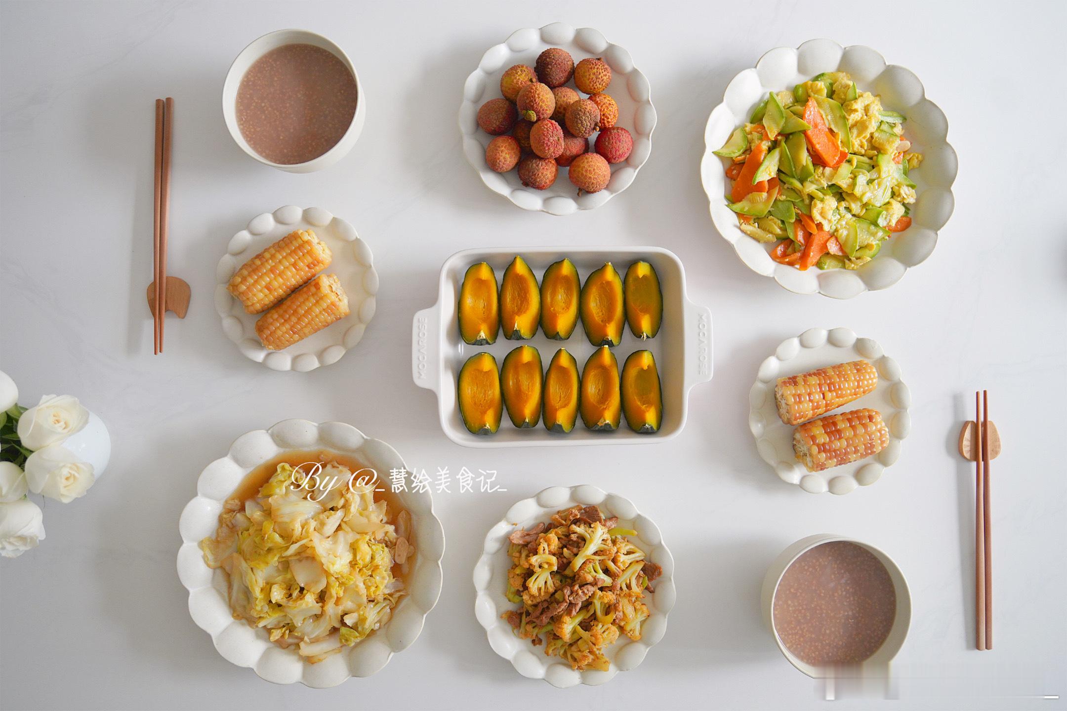 吃晚饭~西葫芦炒鸡蛋、干锅花菜、素炒卷心菜、红豆小米粥、蒸杂粮、荔枝 #好好吃饭