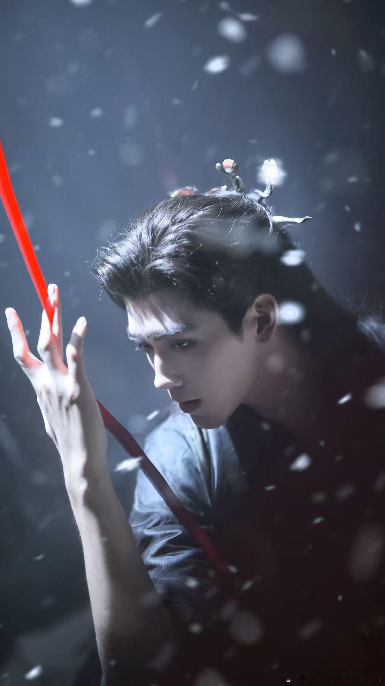 陈飞宇男鬼一陈飞宇写真完全是鬼丈夫OMG，陈飞宇真的帅爆了！这组大片真的好帅！献
