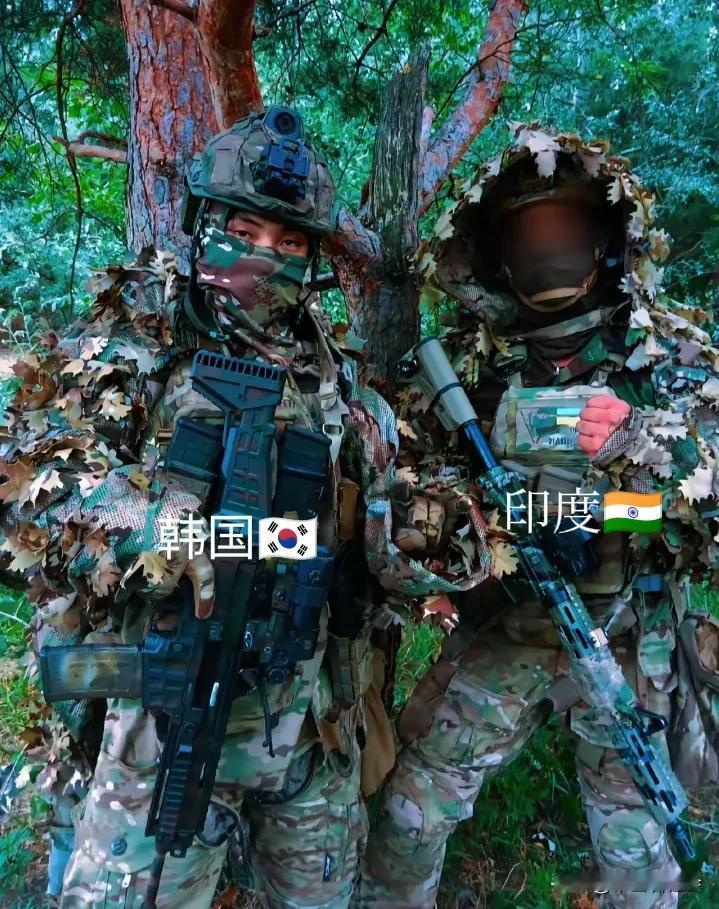 这是俄乌前线战场上，一名韩国🇰🇷籍雇佣兵和一名印度🇮🇳籍雇佣兵两个人站在