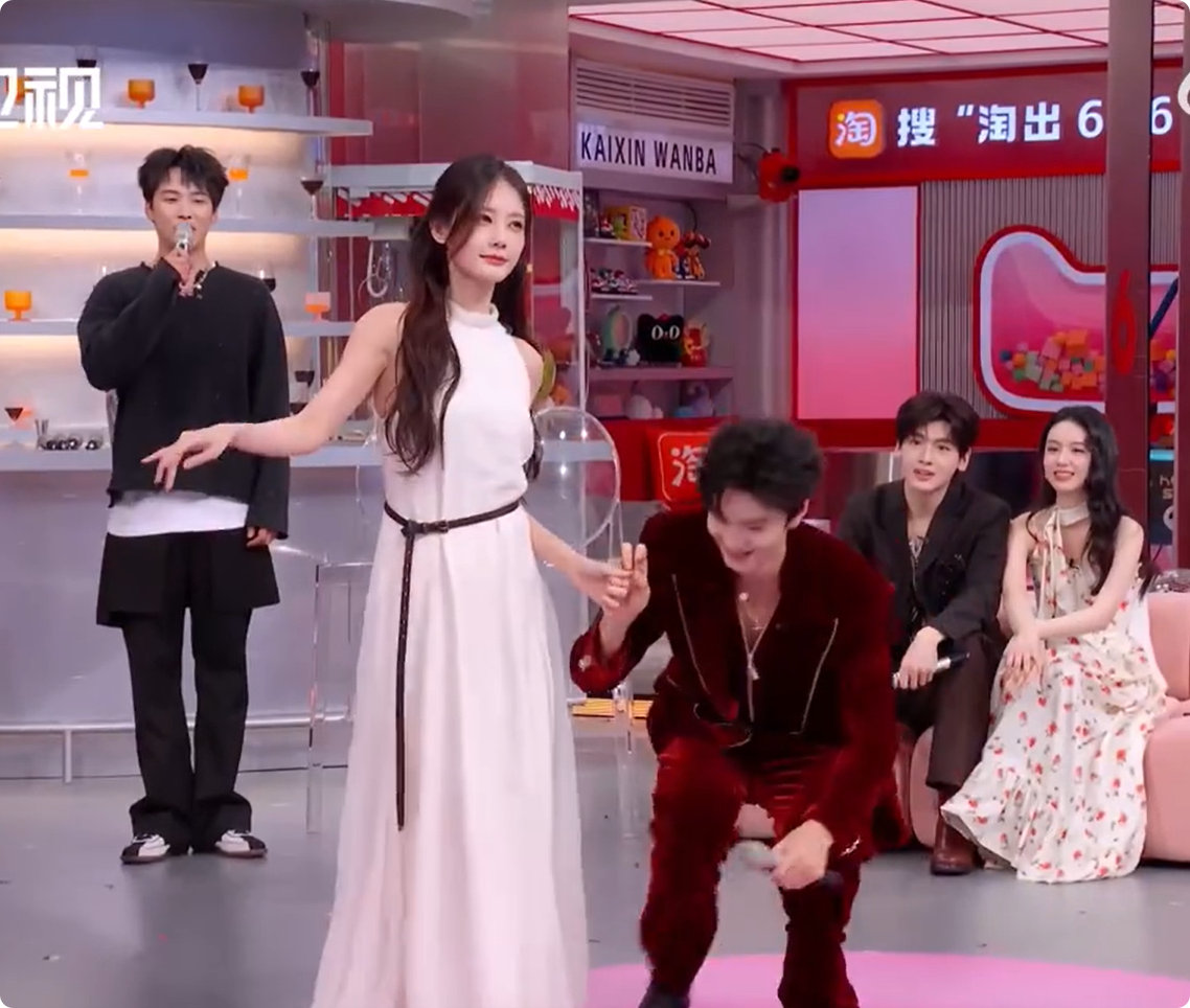 李一桐陈哲远公转式华尔兹华尔兹遇上公转定律也太会了！陈哲远化身行星环绕李一桐，每