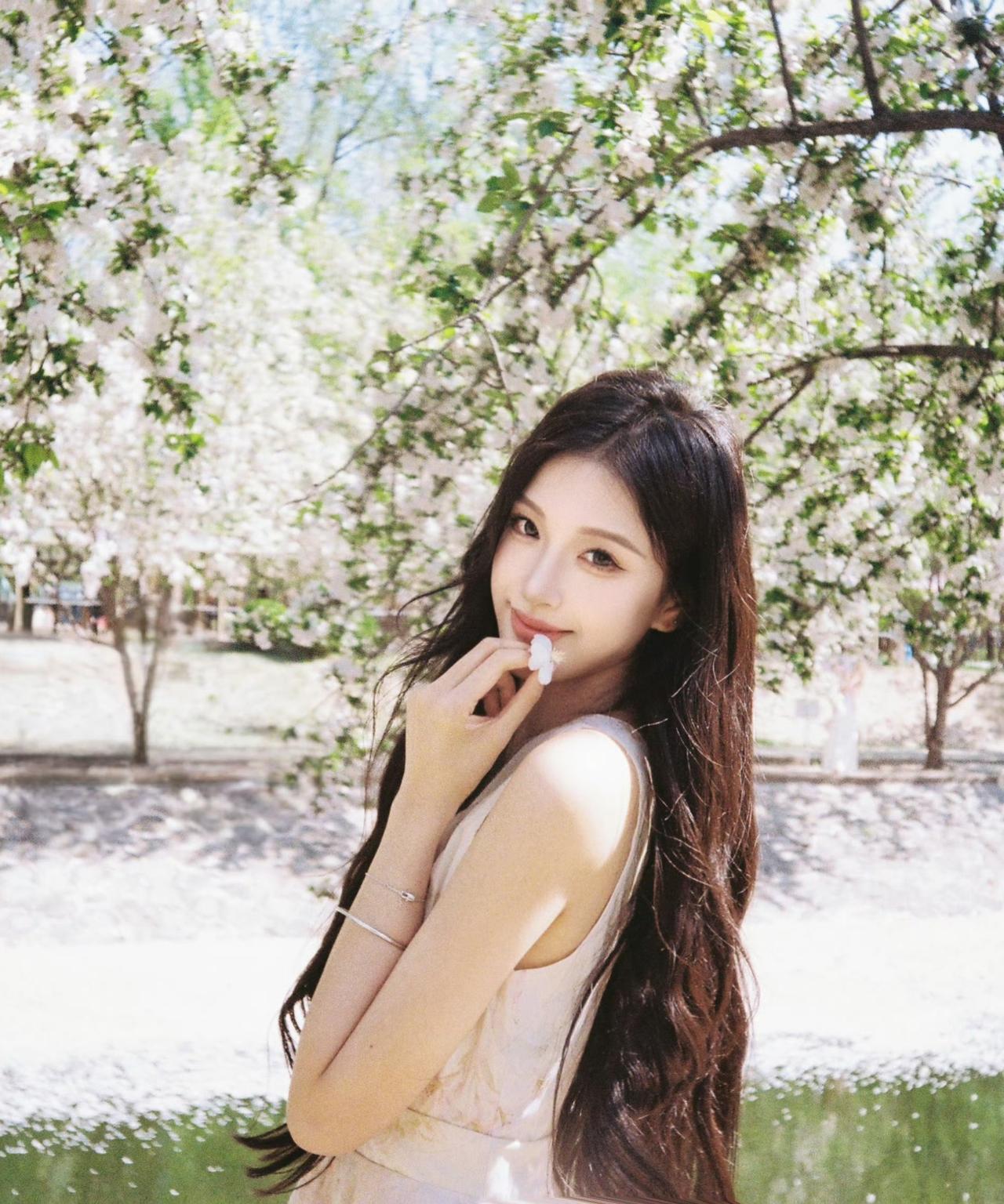 春日、繁花与你，是这个季节最温柔的限定浪漫。人间春日皆温柔