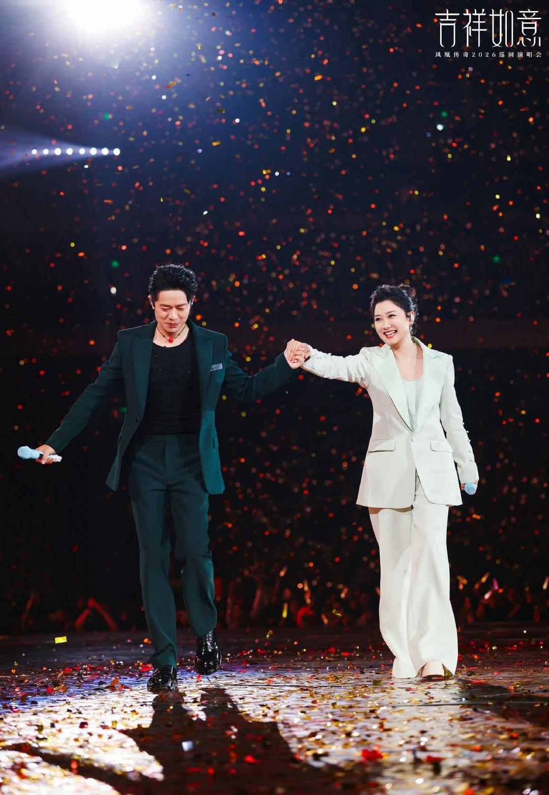 凤凰传奇厦门演唱会暴雨开唱，这才是顶流！