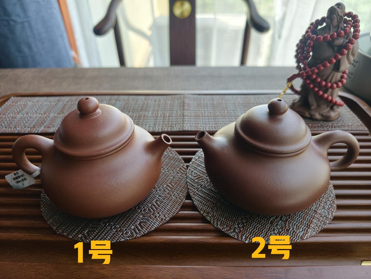 懂紫砂壶的各位高手，考考你们的眼力，看一看这两个容天壶，哪一个是真正的“底朝清”