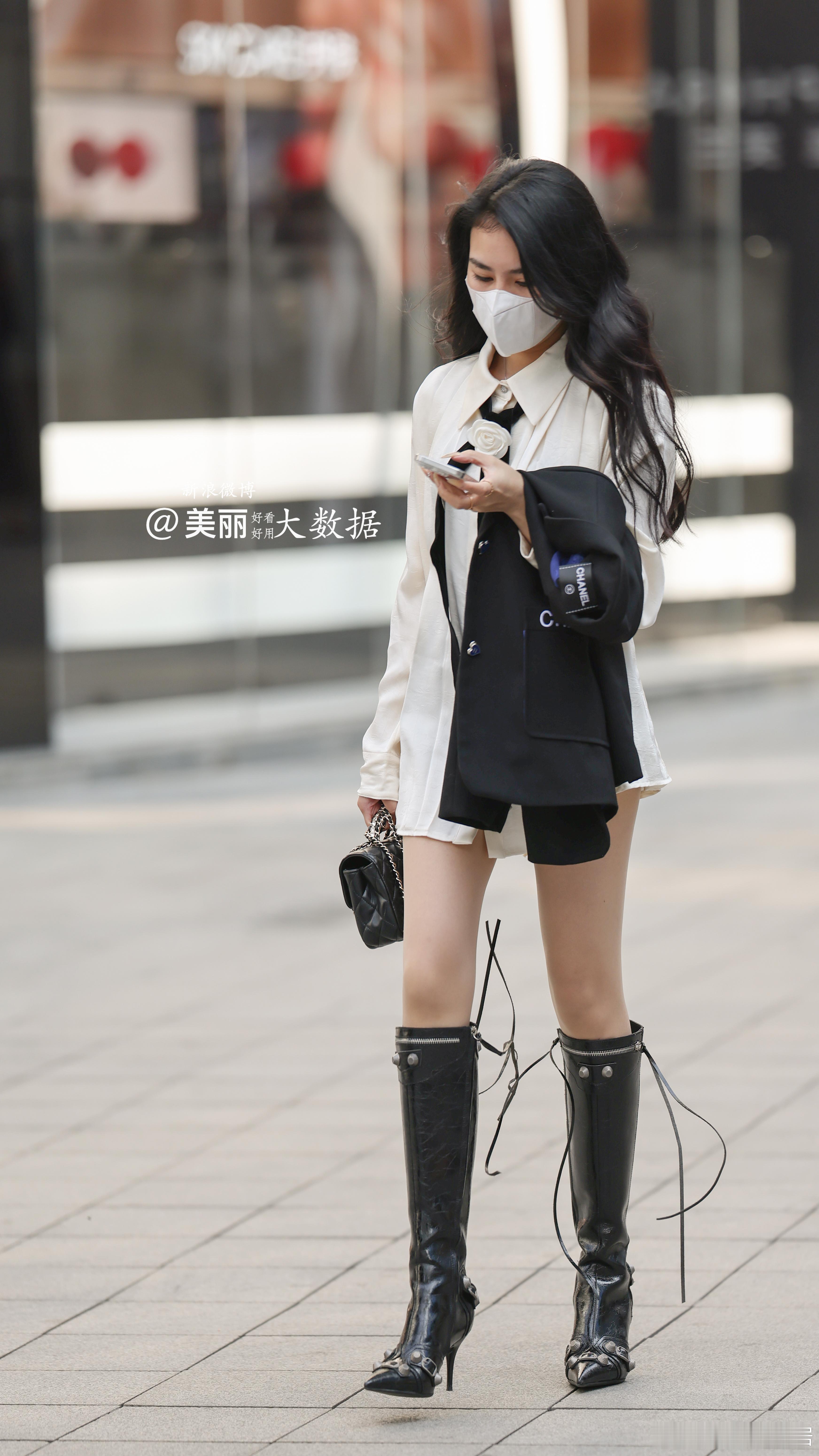 小姐姐的靴子很吸睛~ 