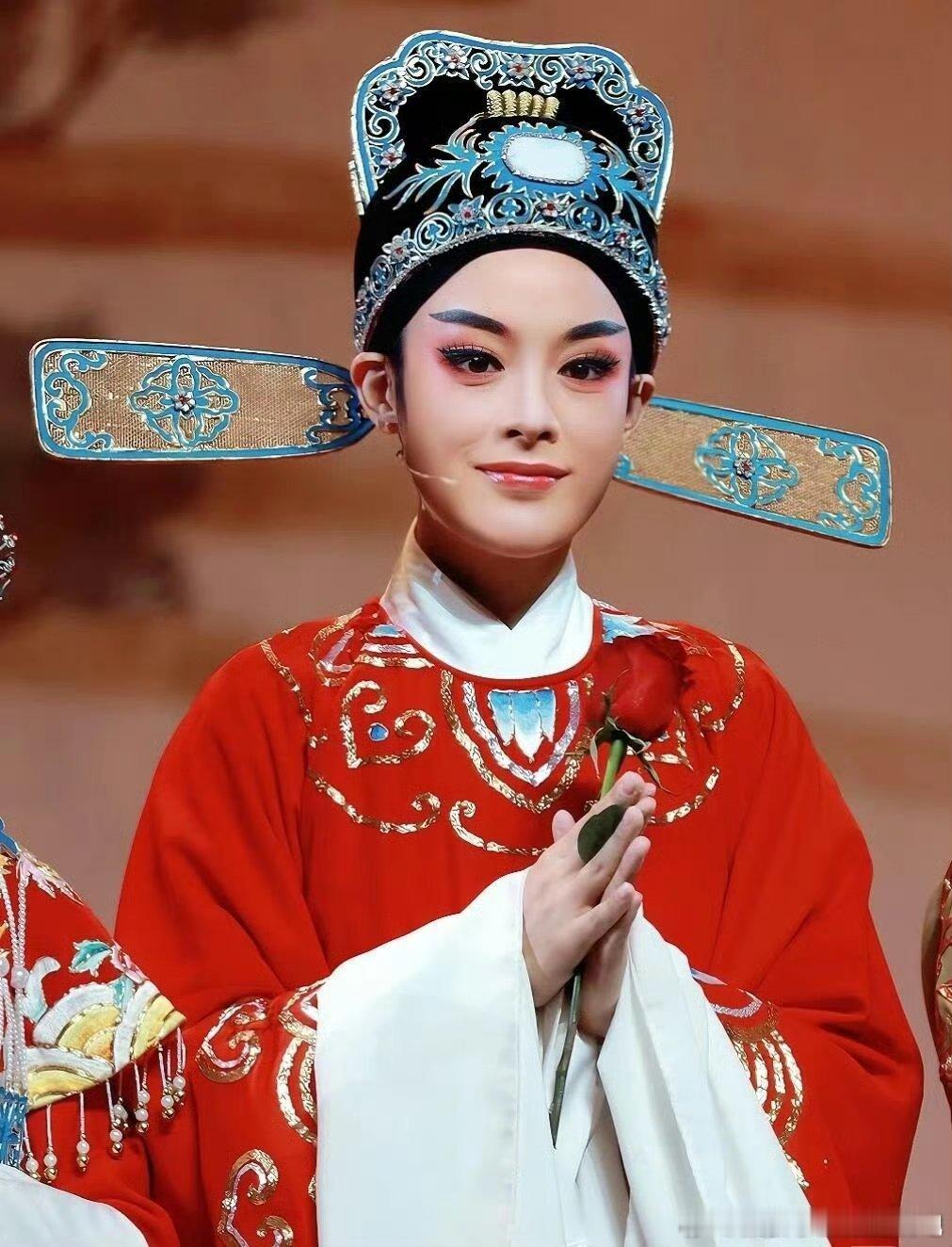 原来镖人女武一也是女舞一片场耍刀当霸气阿育娅，转身越剧春晚水袖翻飞，舞武双绝是真