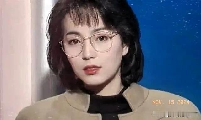 风华绝代的石榴姐年轻时候的美照这石榴姐有点猛 戴着只眼镜，又欲又迷人，古早女神不