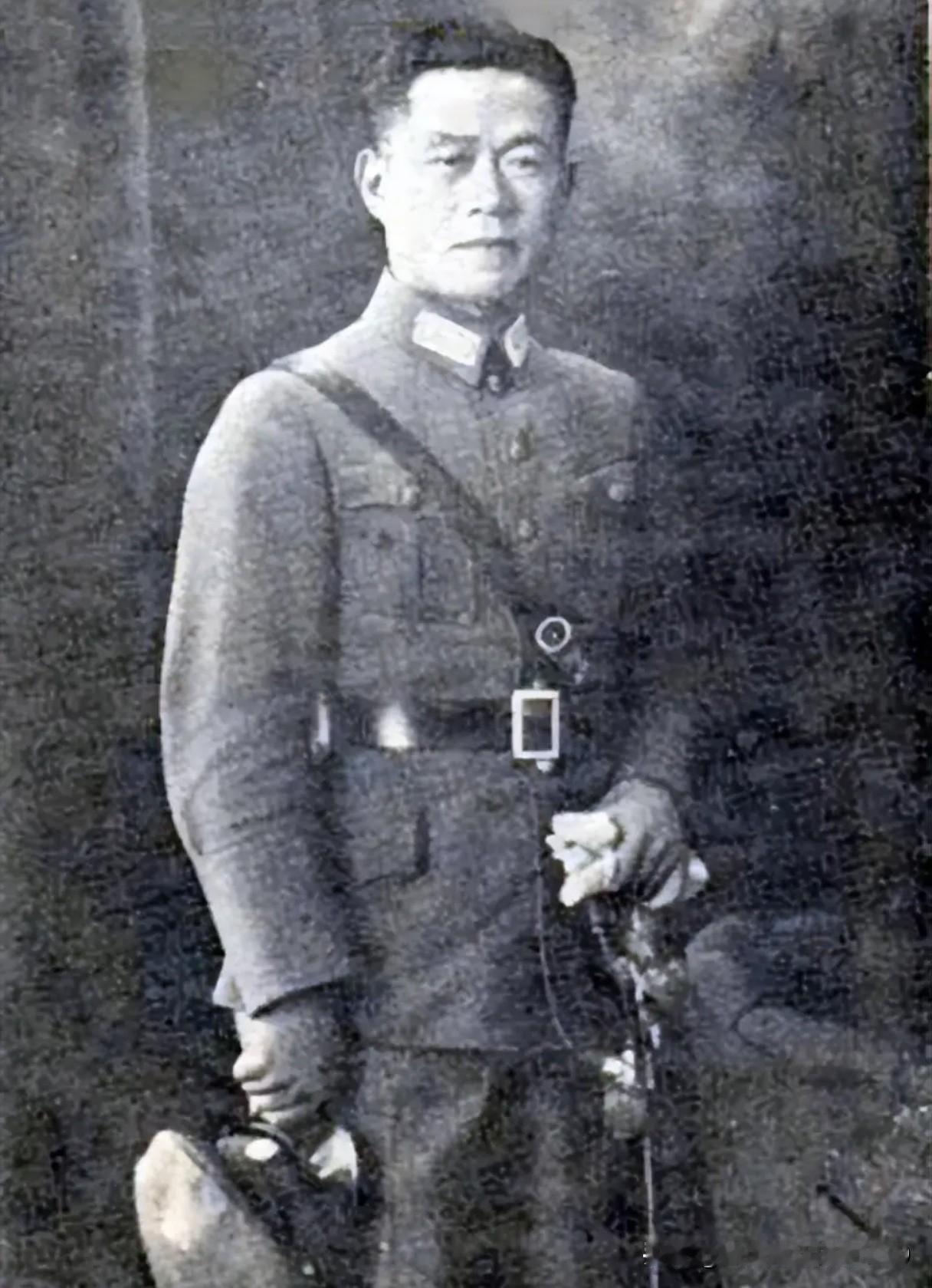 邱清泉出身黄埔（二期），军事经历非常丰富：
1.黄埔军校毕业后，参与了平定商团叛