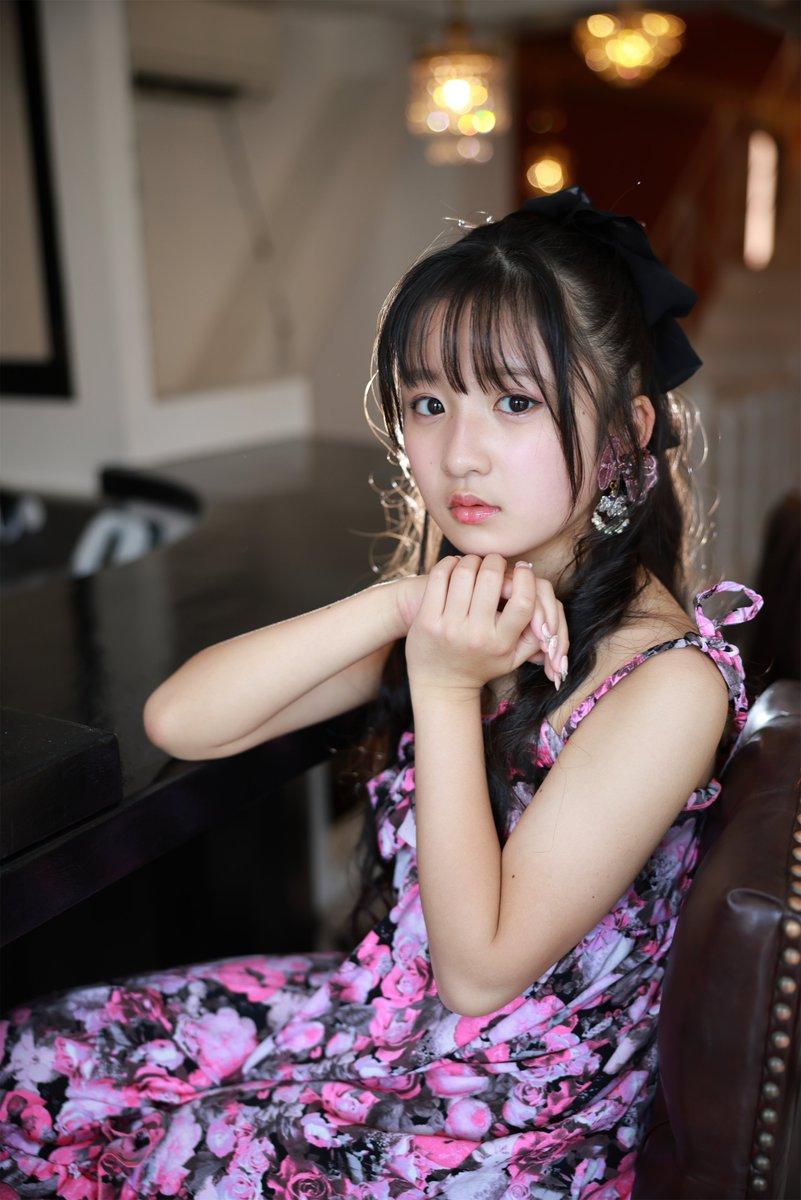 少女心满满，粉色花裙搭配黑蝴蝶结，甜美可爱！