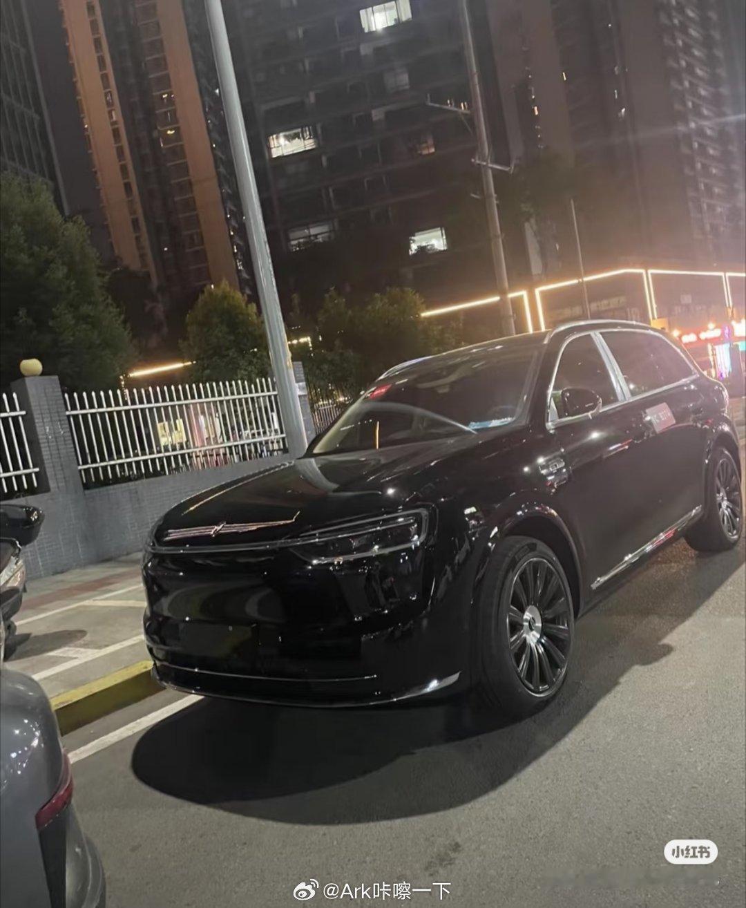 早鸭！超多问界M7大改款真车图出来了，前脸的一条长条镀铬还显得挺有精神的，这车搞