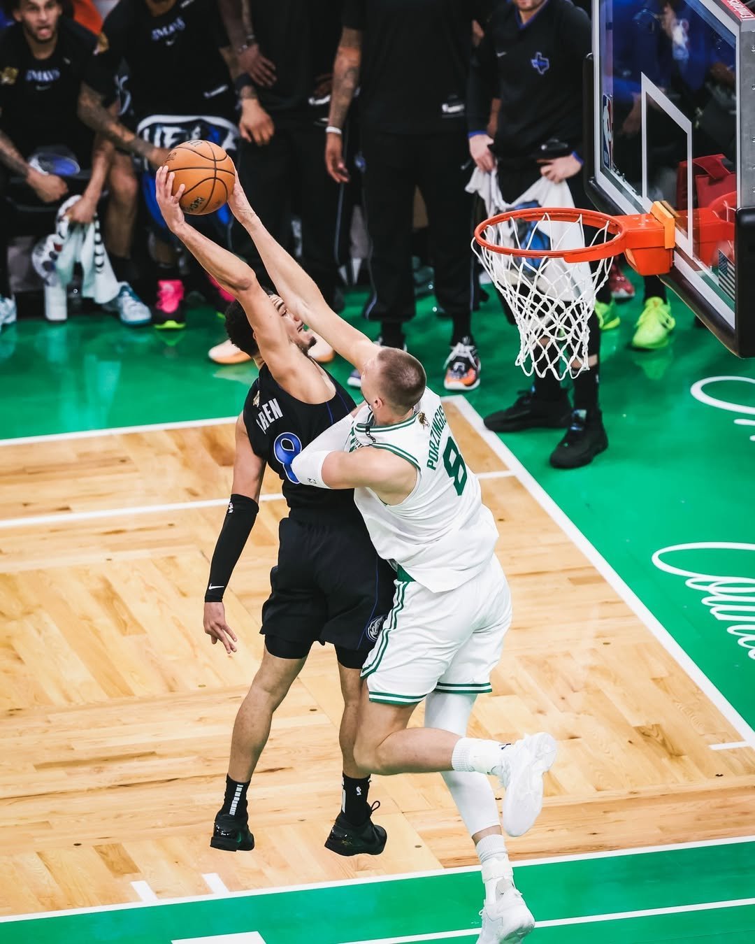 凯尔特人图库 球队官方晒照，致敬重返波士顿的波尔津吉斯：忘不了18冠的甜蜜回忆！