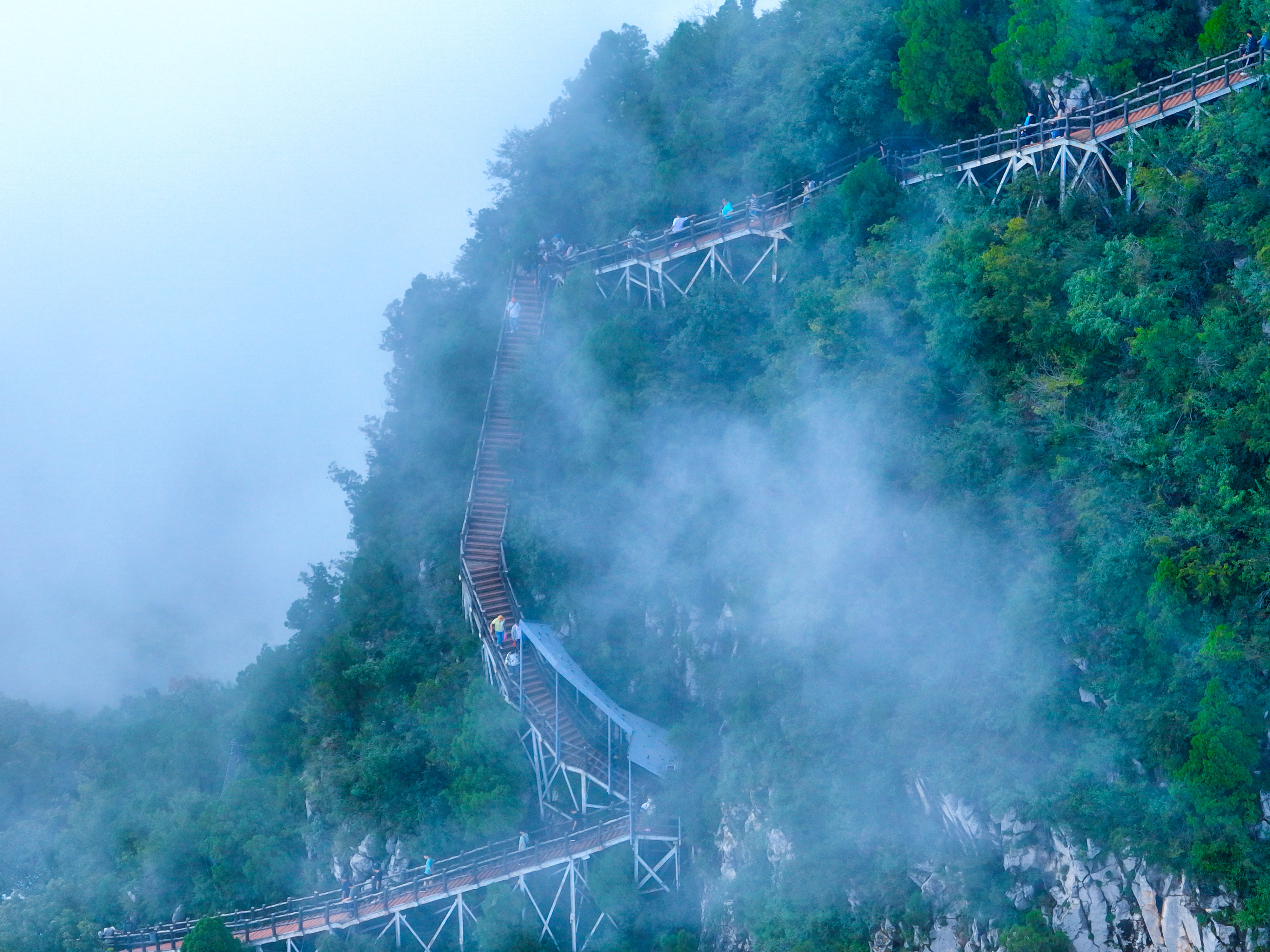 #阿山播天气# 4月14日，云台山 小雨 15/23℃莫要怪雨急，一起等烟雨……