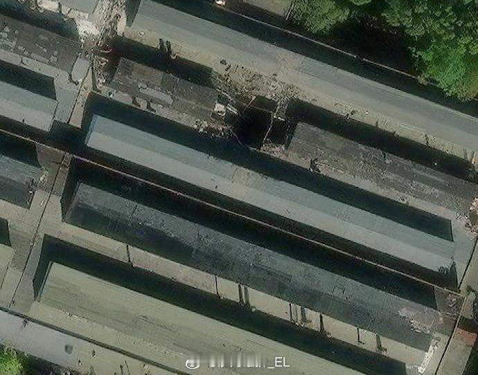 新的卫星图像展示了乌克兰扎波罗热市的几处俄军打击痕迹，可能是几个月前的打击。#俄