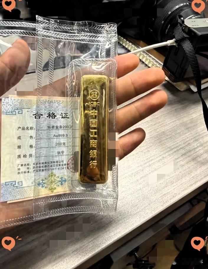 月13日11点40，
发现金价跌得太狠了，
上周金价895一克，今天开盘直接跌到