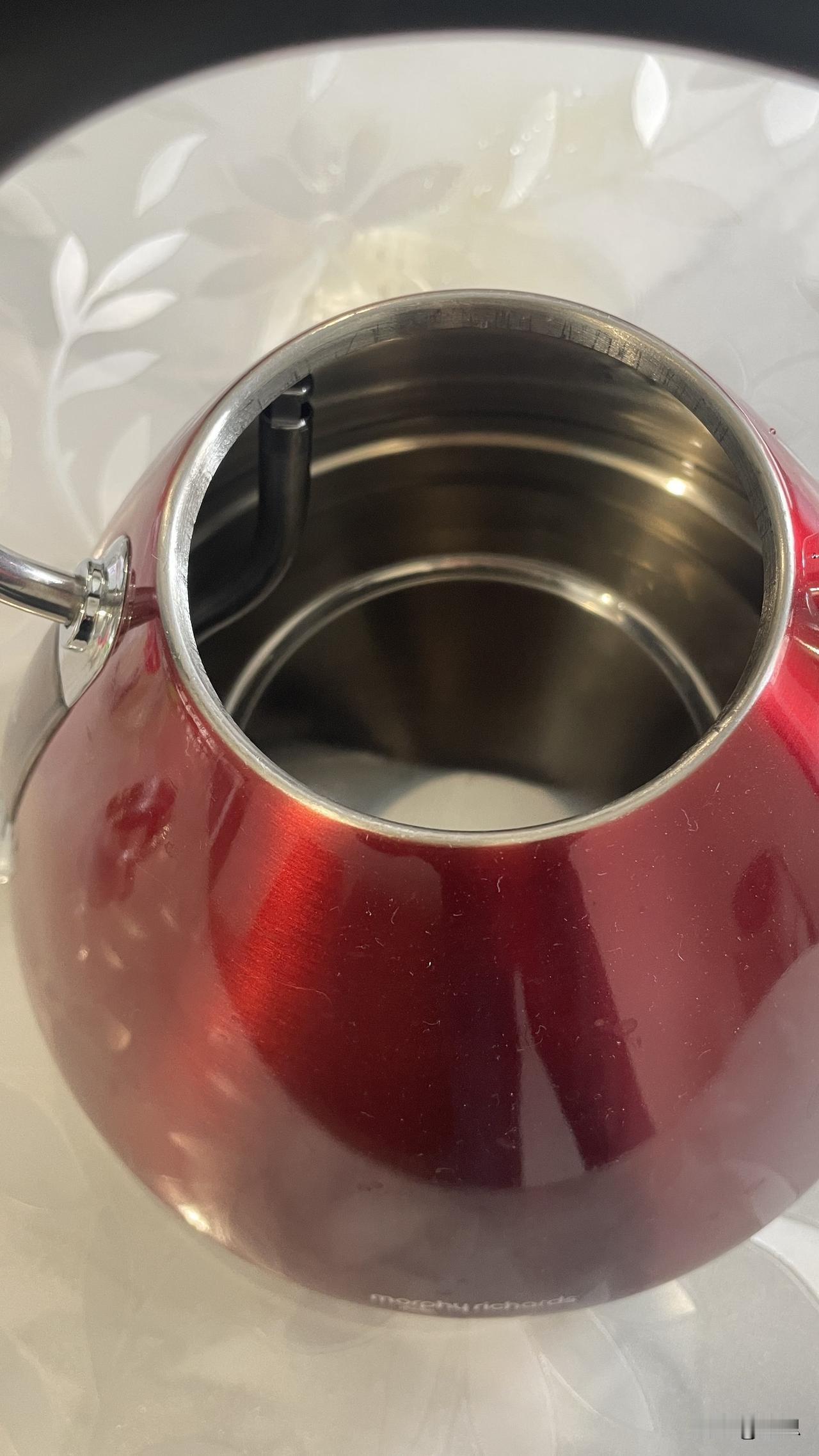 我家烧了2年多的电水壶，里面晶亮如新，一点水垢都没有。这多亏了我安装的反渗透净水