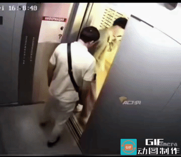 她忍不住笑了，她的狗太棒了，吓着了两个大男人。此时此刻，她心里好似想，两个大男人