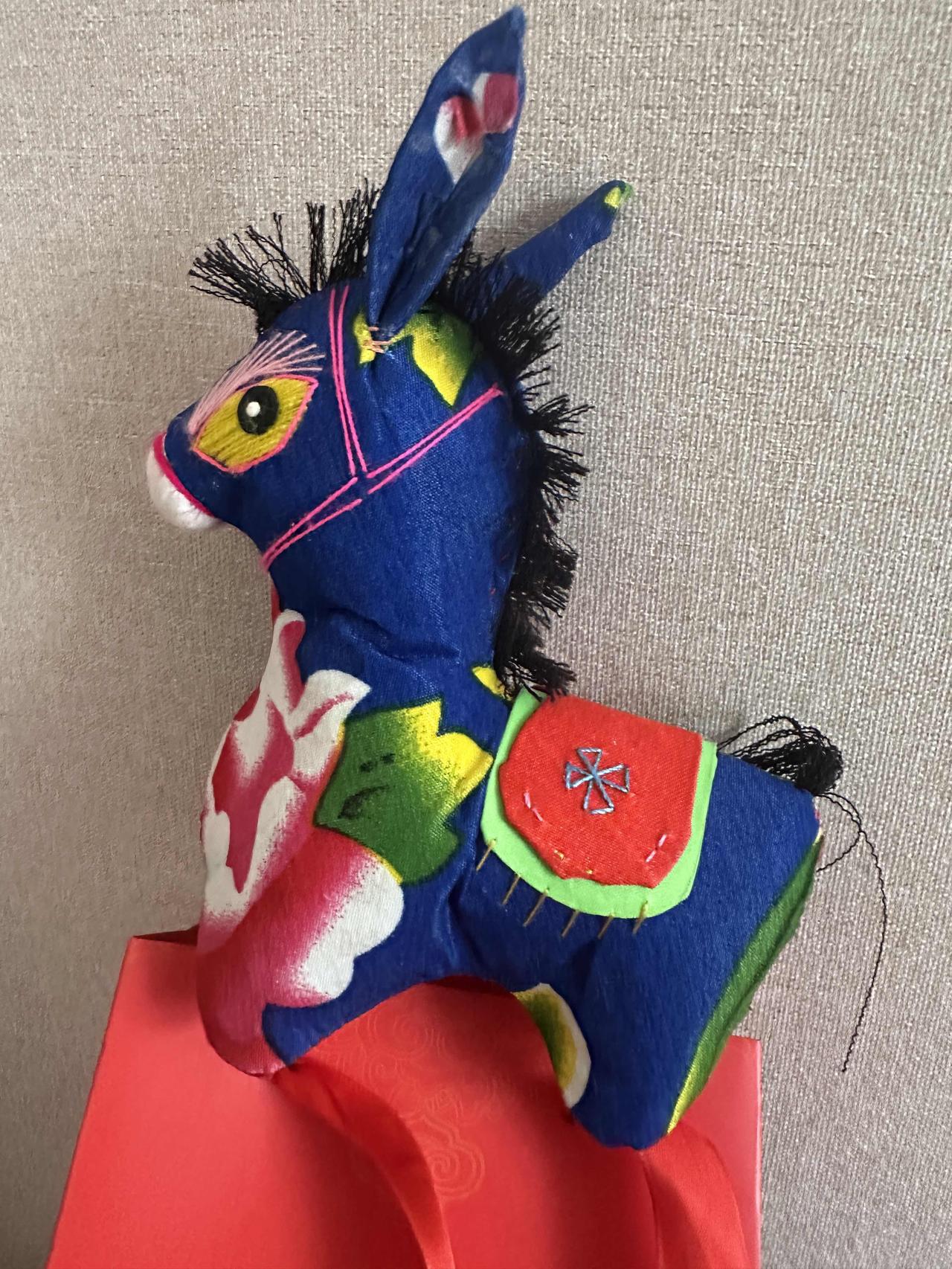 勤勤恳恳、任劳任怨的毛驴永远也成不了香车璎珞的千里马，只会成为驴肉火烧[可怜]