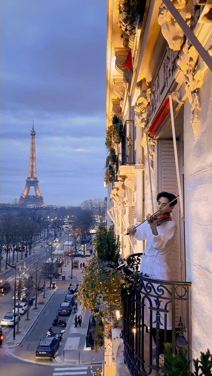 刘宪华穿着浴袍在阳台拉琴很有格调啊