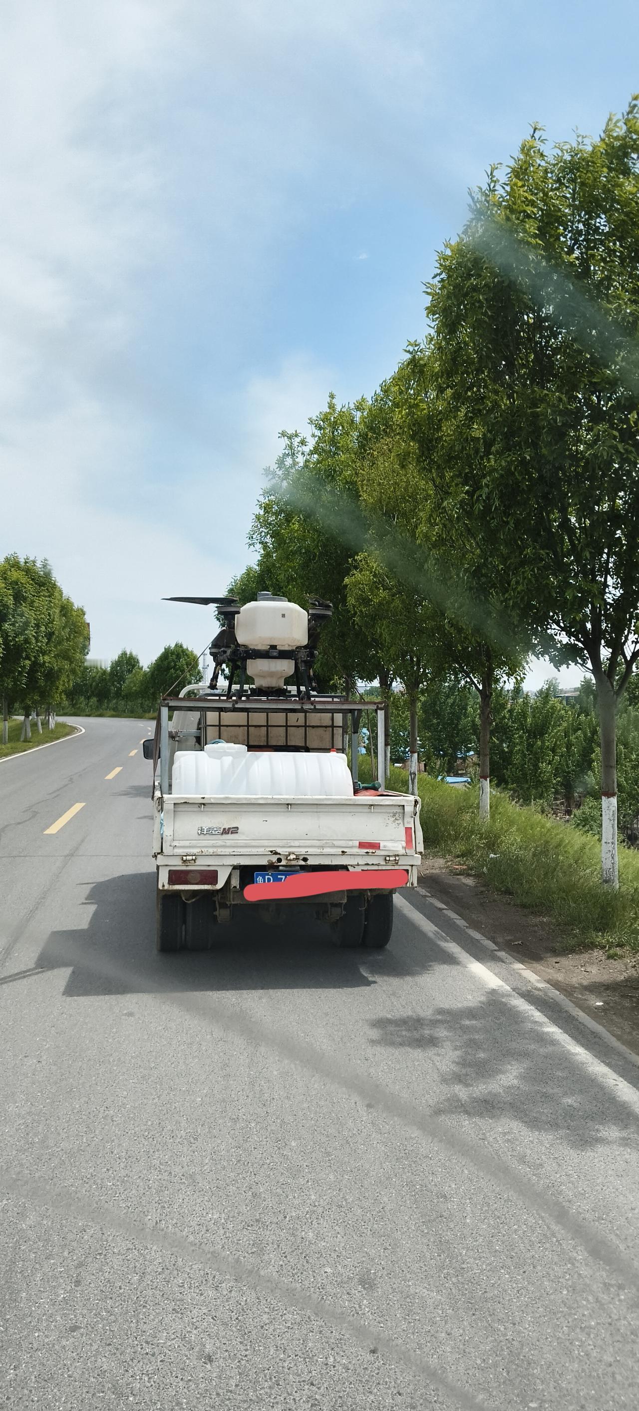 今天是四月24日，开着车去打农药，这下喷洒农药无人机可用上了，还是这科技货来劲，