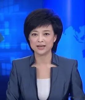 看来是中央电视台总台台长接受了我的建议，果然让郑丽当了新闻联播的主播，这是2年前