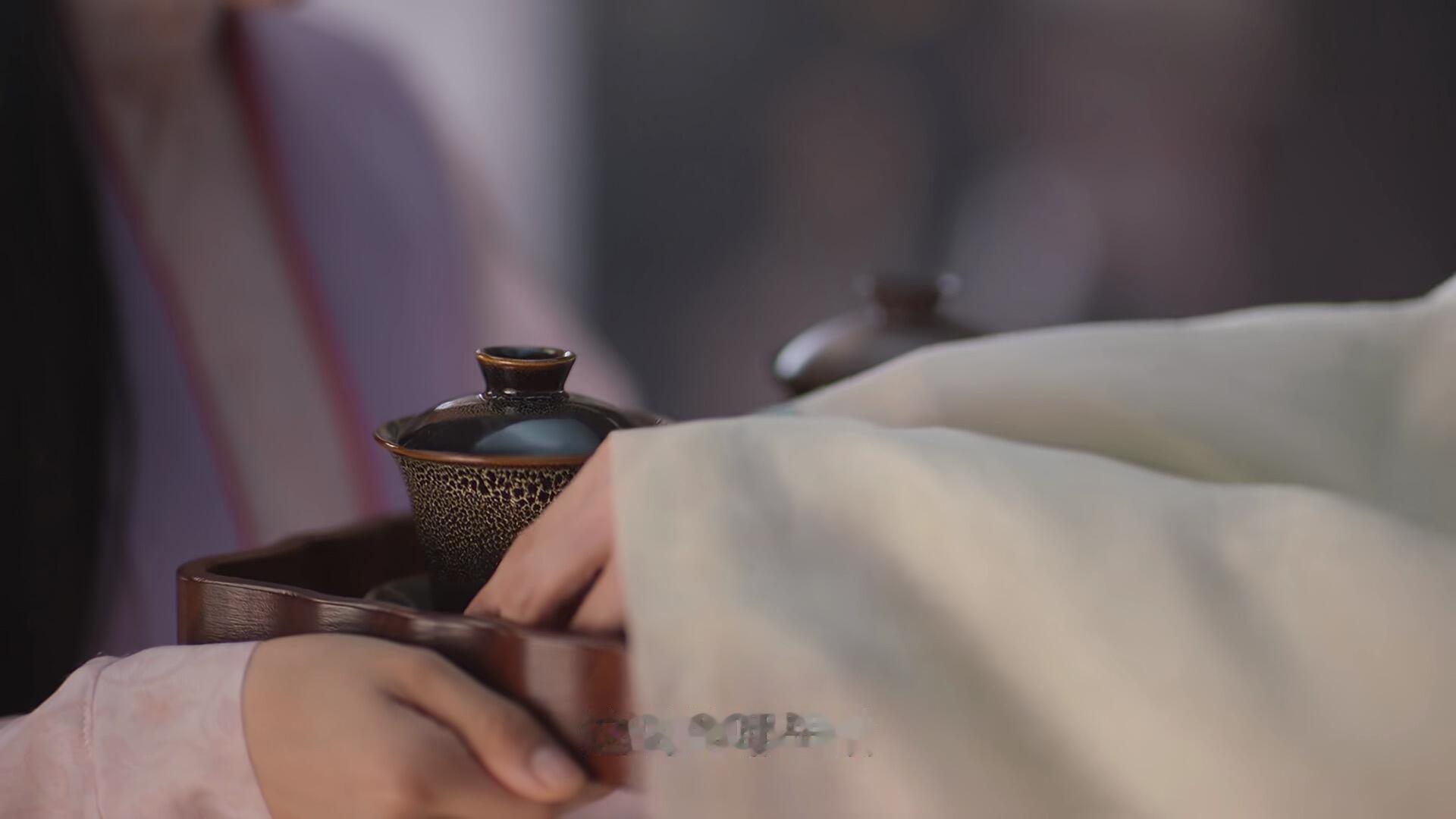 兰香如故连茶杯都是细节[吃惊]兰香之所以笃定杜翠雀会拿起下了毒的茶，是因为她知道