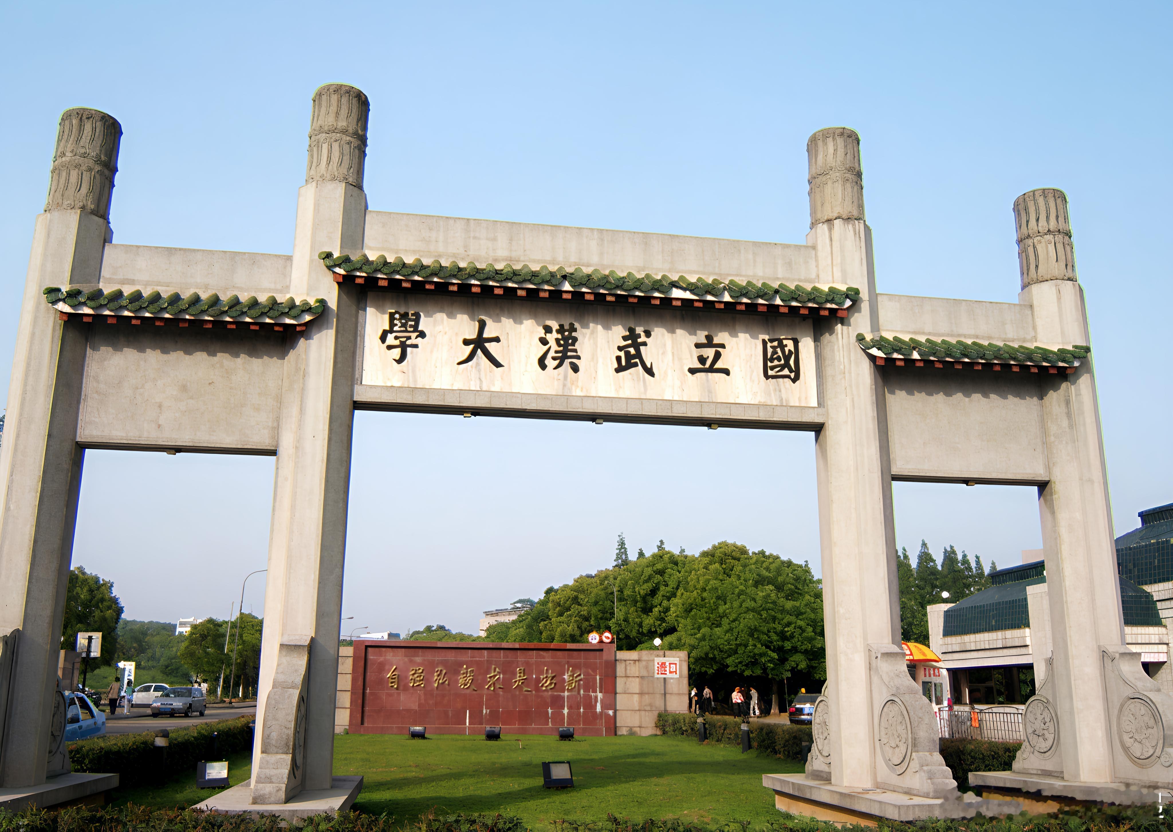 白色座椅贴红色标签引发误读它可是国立武汉大学，希望不负“国立”两个字，兄弟们再相