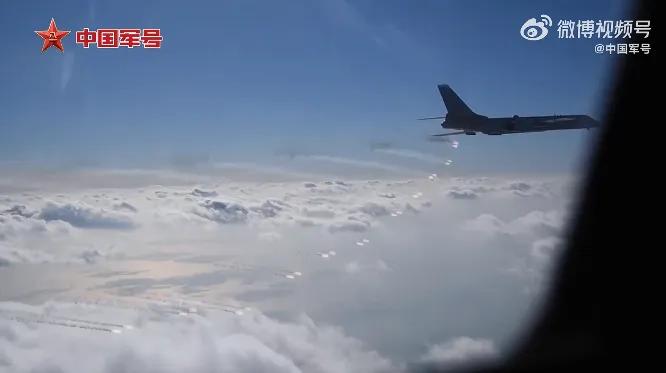 这才是实战化演练
轰六K打干扰弹防守
歼20飞速过来救驾
现在的六爷，尤其是轰六