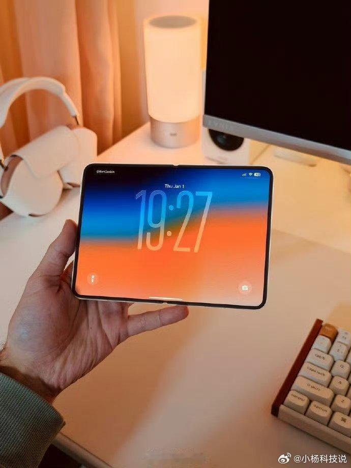 iPhoneFold上手这么看，iPhone的首款折叠屏是阔折叠形式，大家喜欢吗