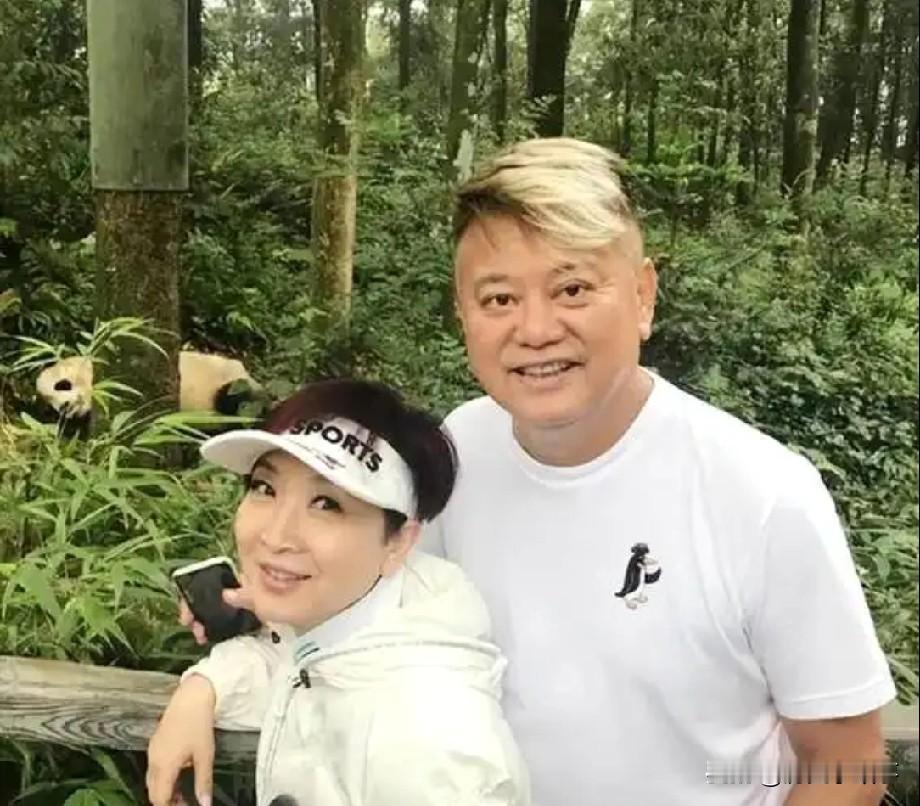 这是真男人！一个瞒了46年的谎言，最近被陈百祥自己戳破了。
他跟黄杏秀的