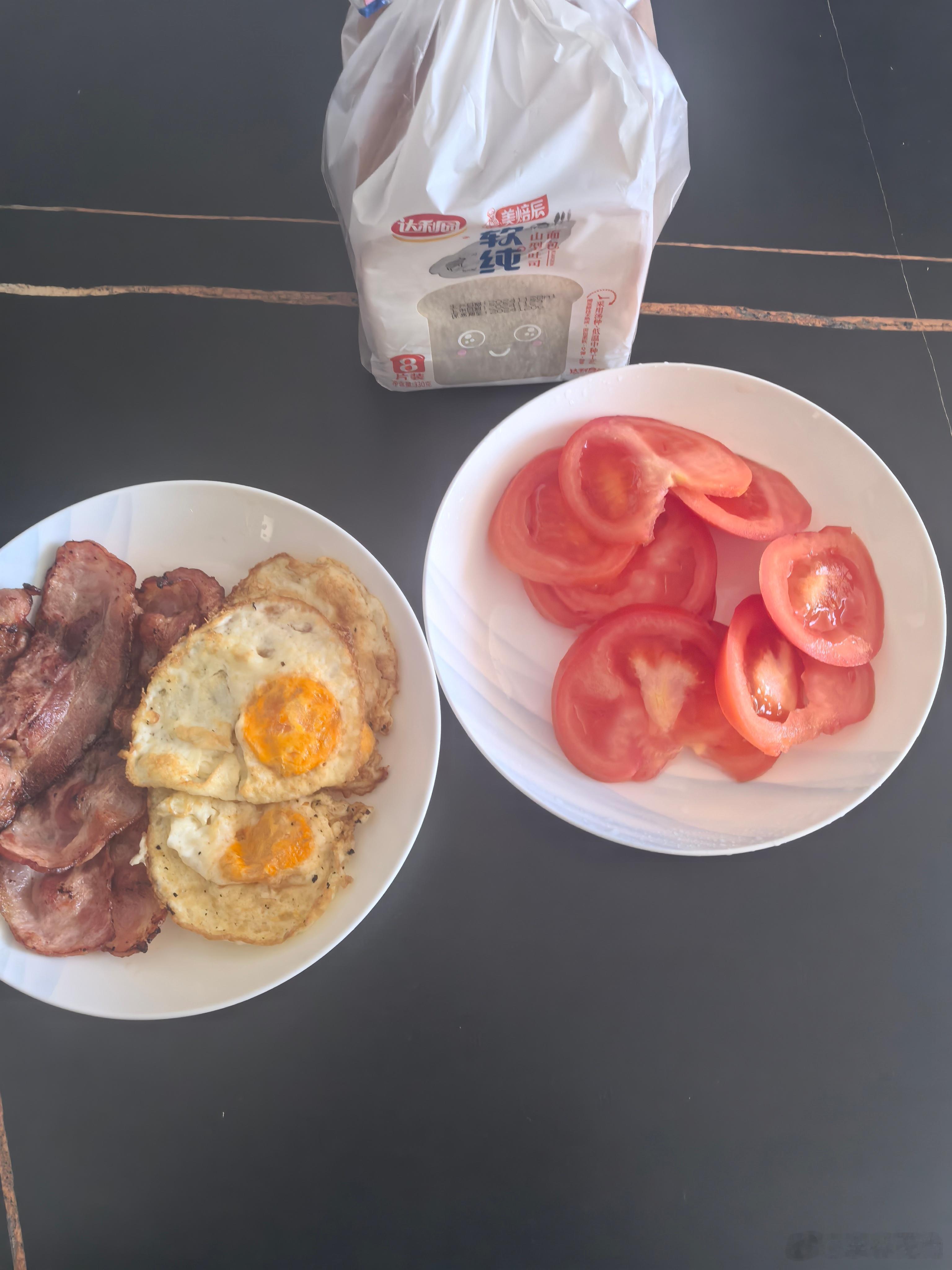 李爷减肥计划  网上扯淡，不如好好吃饭。美好的一天，从清淡的早餐开始。猪肉片，煎