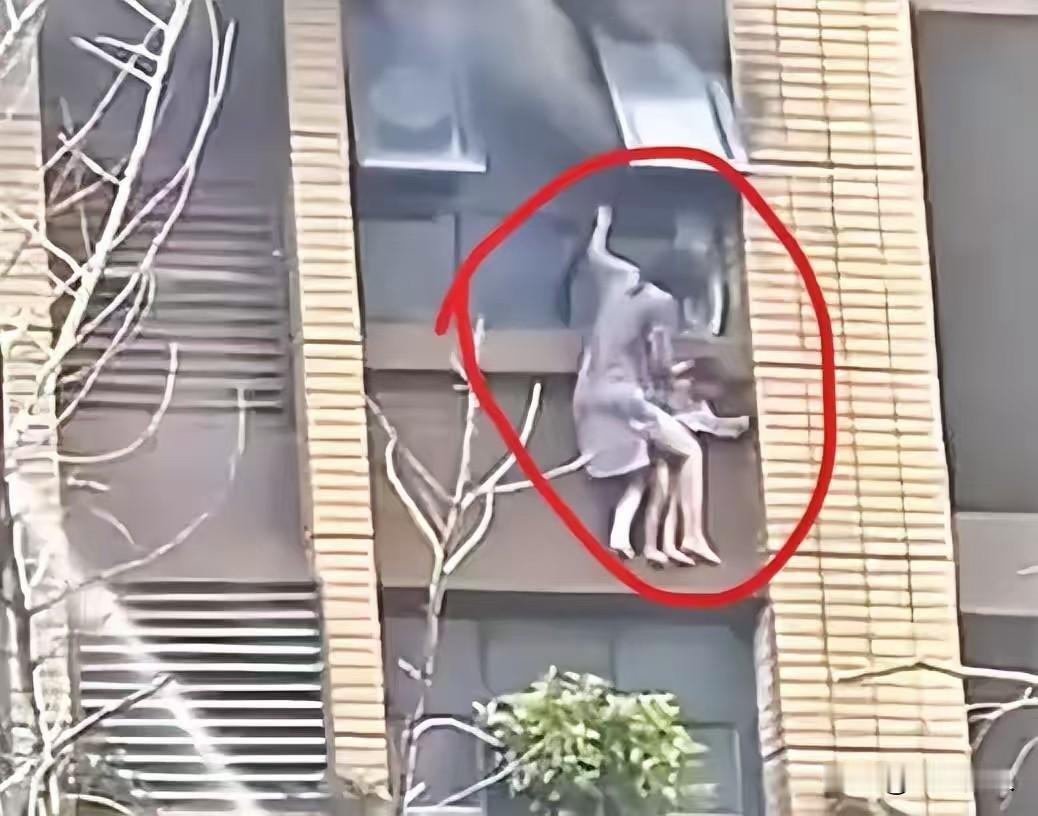她撑住了那么久，却没撑过最后一秒！五楼窗外，十公分宽的墙沿，一个妈妈用腿夹着孩子