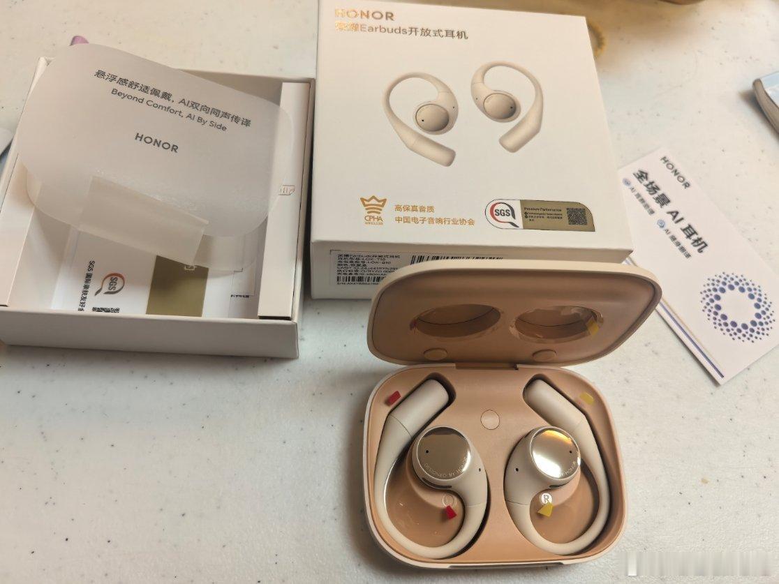 偶的荣耀耳机到了[哆啦A梦花心] 和我以前买过的耳机对比，戴着更舒服，音质也更清