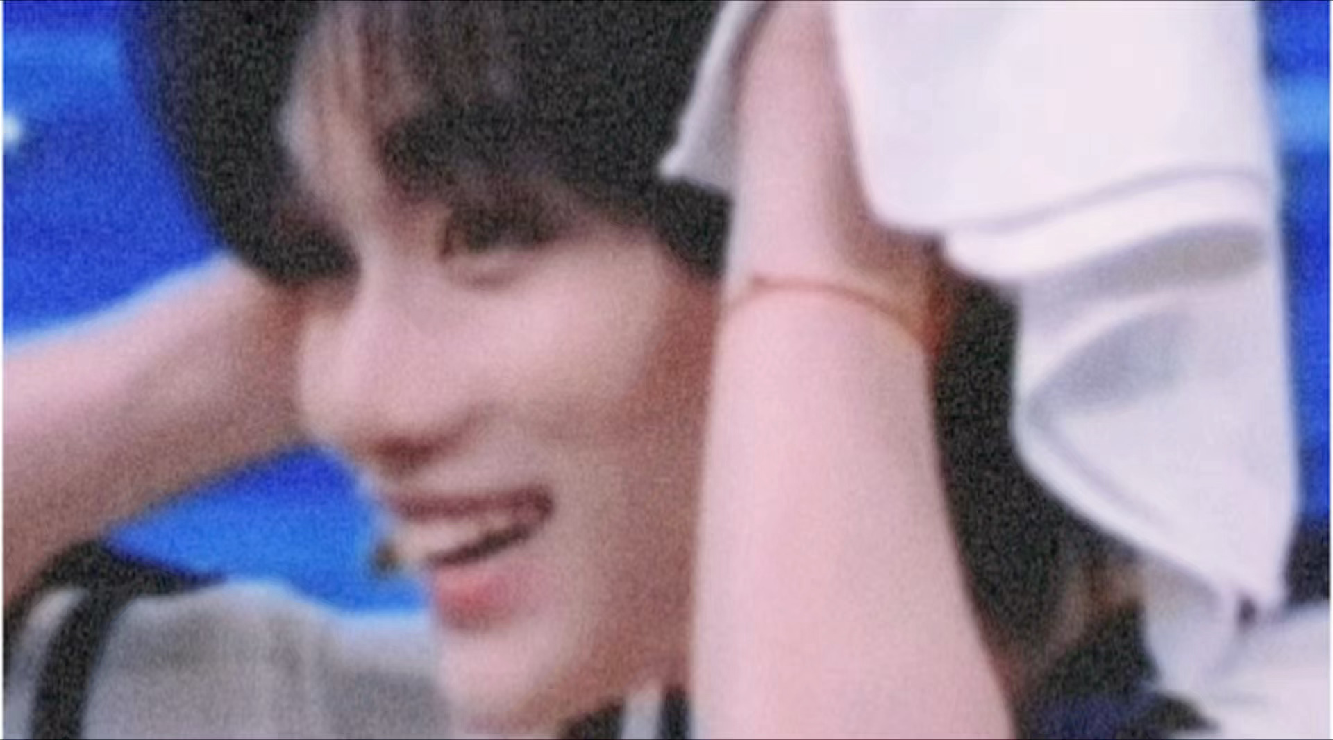 好萌吧…这个小宝宝就这样一路小跑的给台下粉丝挥手说拜拜🥺😲丁程鑫你好星期六