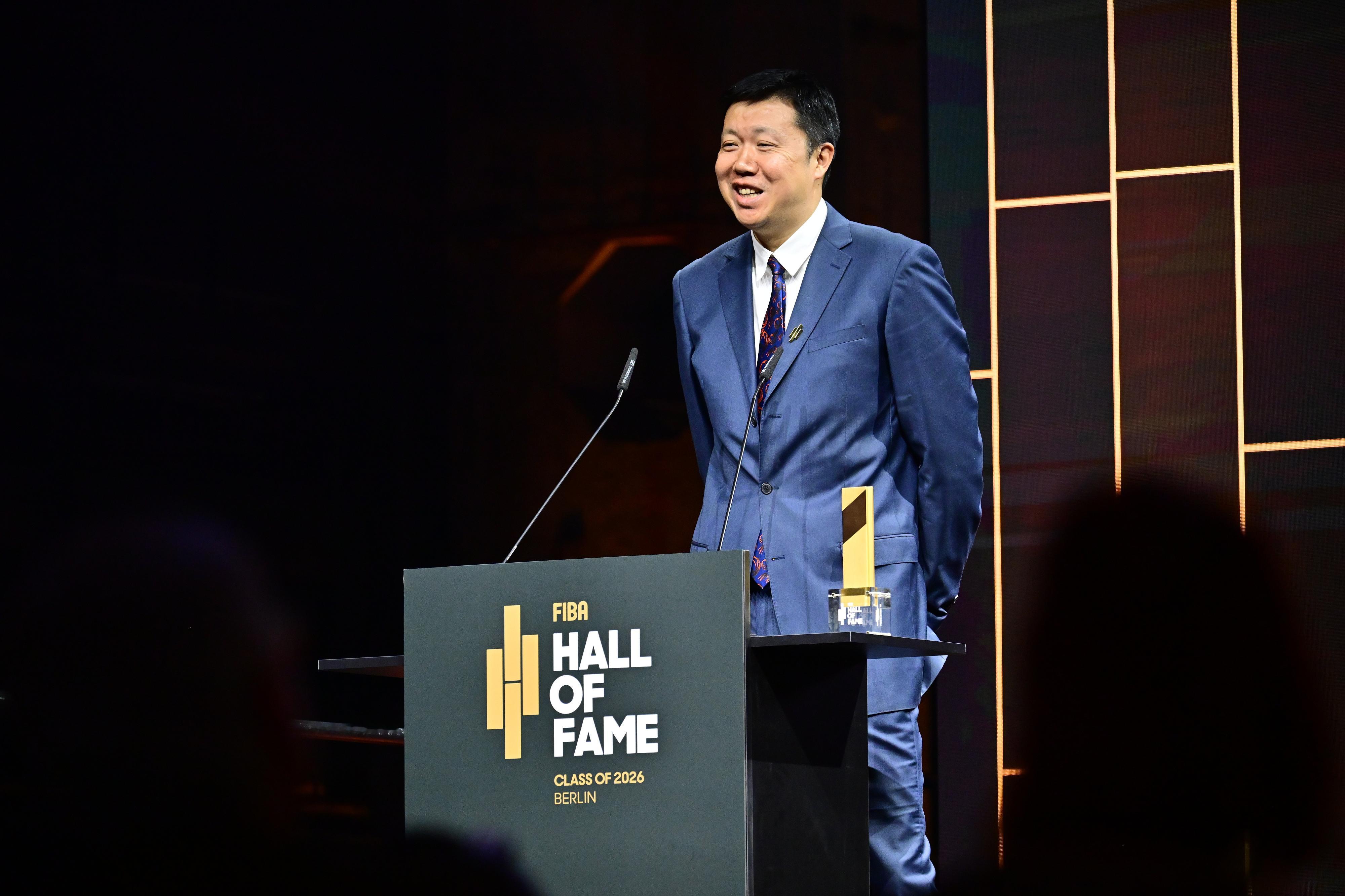 王治郅正式进入国际篮联名人堂 2026年国际篮联名人堂入堂仪式今天在德国柏林举行