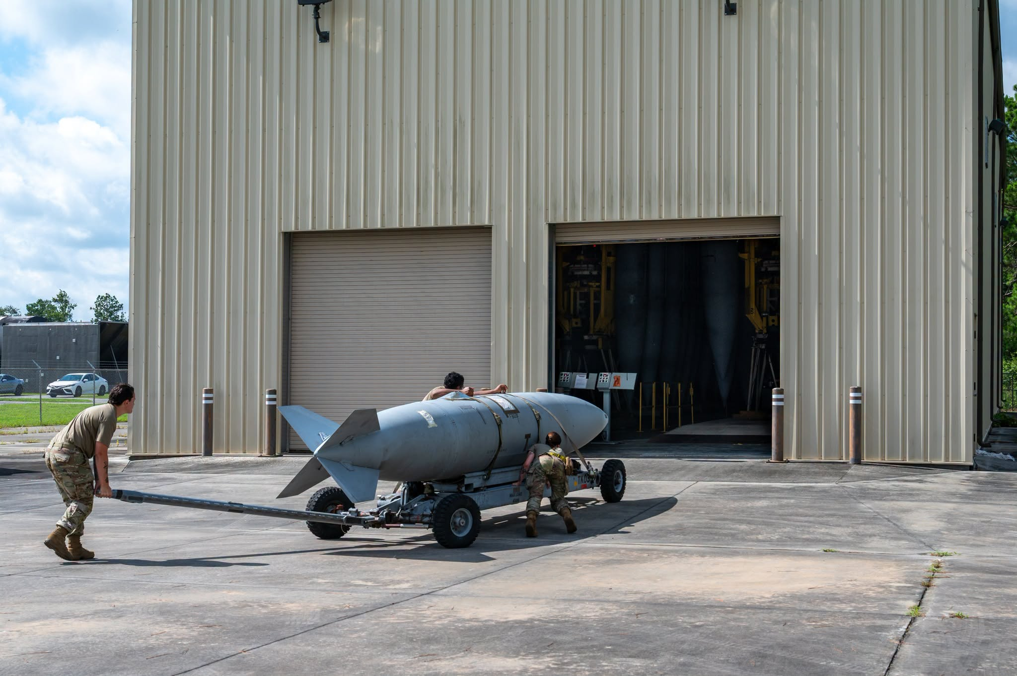 A-10C“雷电2”攻击机的外挂600加仑(2,271 升)副油箱和副油箱垂直储