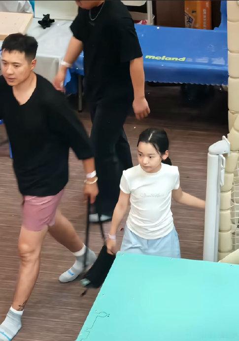 董璇与前夫为小酒窝庆生在娱乐圈这个充满喧嚣与纷扰的世界里，明星们的一举一动总是备