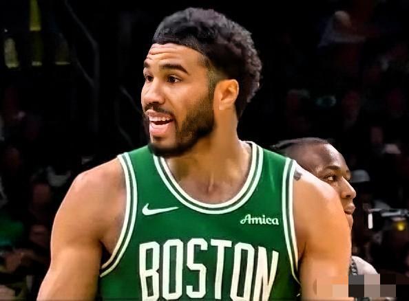 下半场一开始，塔图姆就像突然被唤醒了一样，和队友布朗连续得分，带领绿军打出了一波