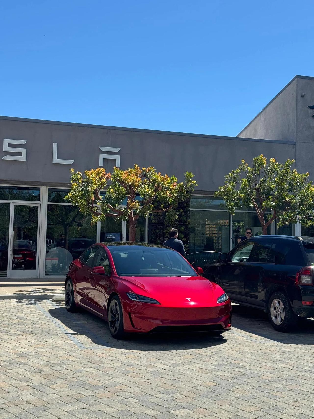 近期，网络上流传出一组特斯拉Model 3高性能版车型的无伪装实拍图片，新车可能