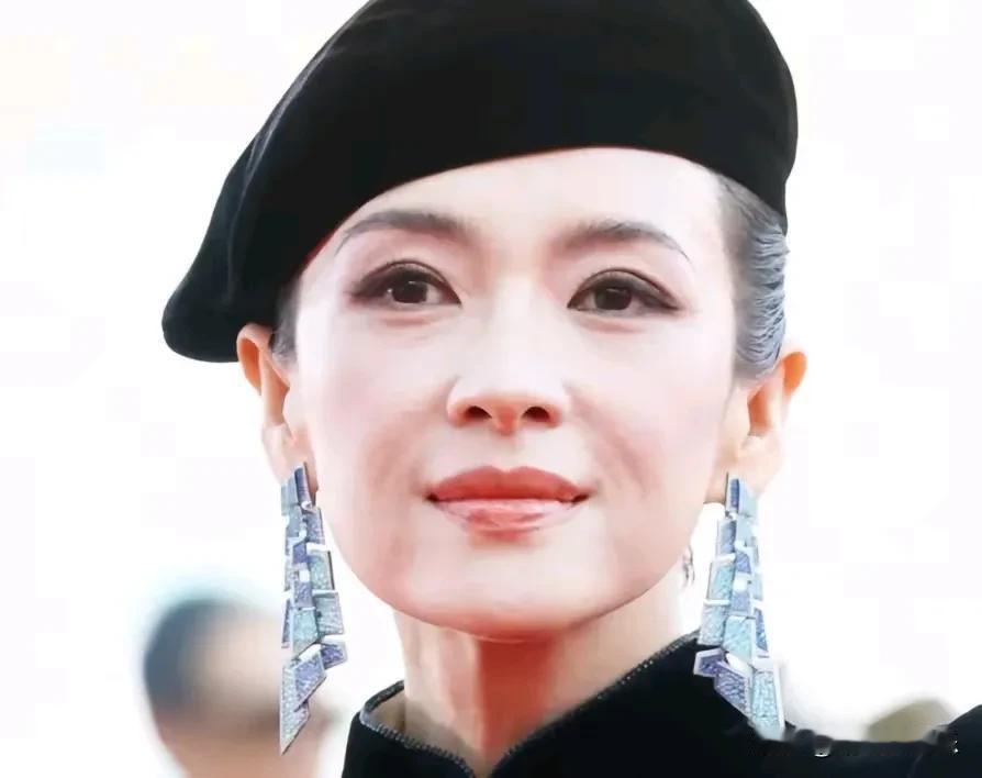 威尼斯这这一夜，我们见识了章子怡真实的皮肤状态，
深重的法令纹，疲倦的眼周皮肤，