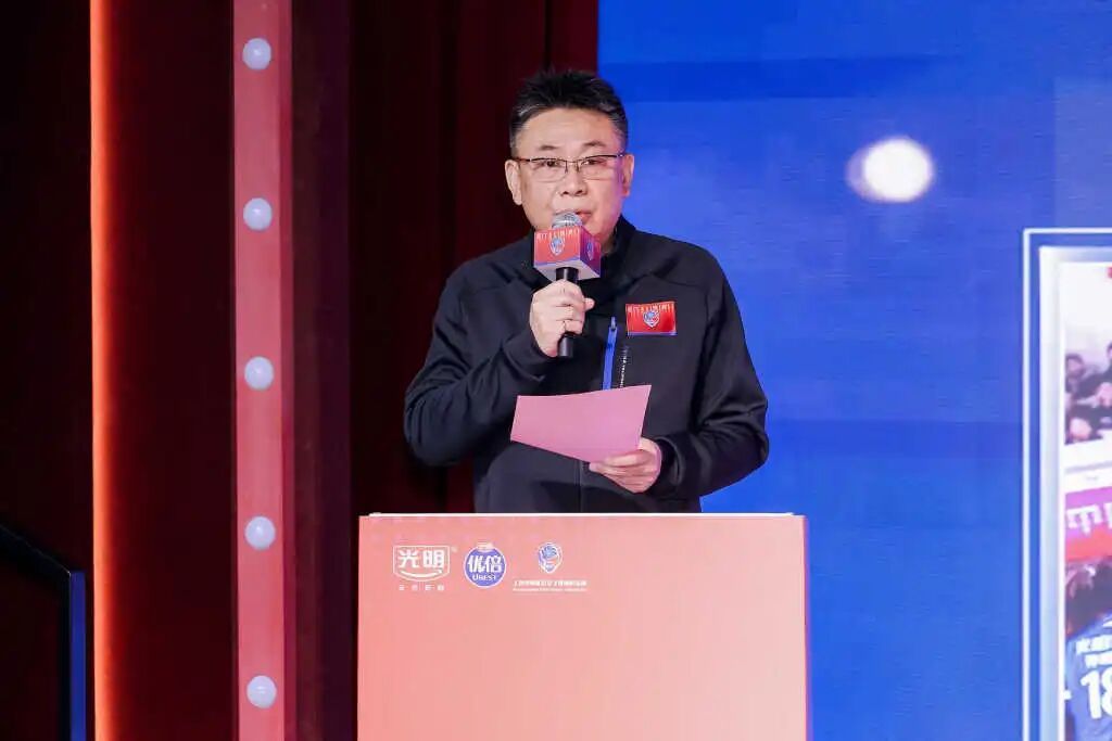 “我不会其他的，只会排球，所以就老老实实做教练吧，我的性格脾气也适合做教练。看到