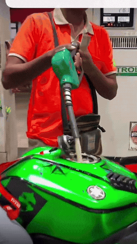 太奢侈了！知道国外的汽油便宜，但也不能这么糟蹋吧。

国外一小哥去加油，车加满油