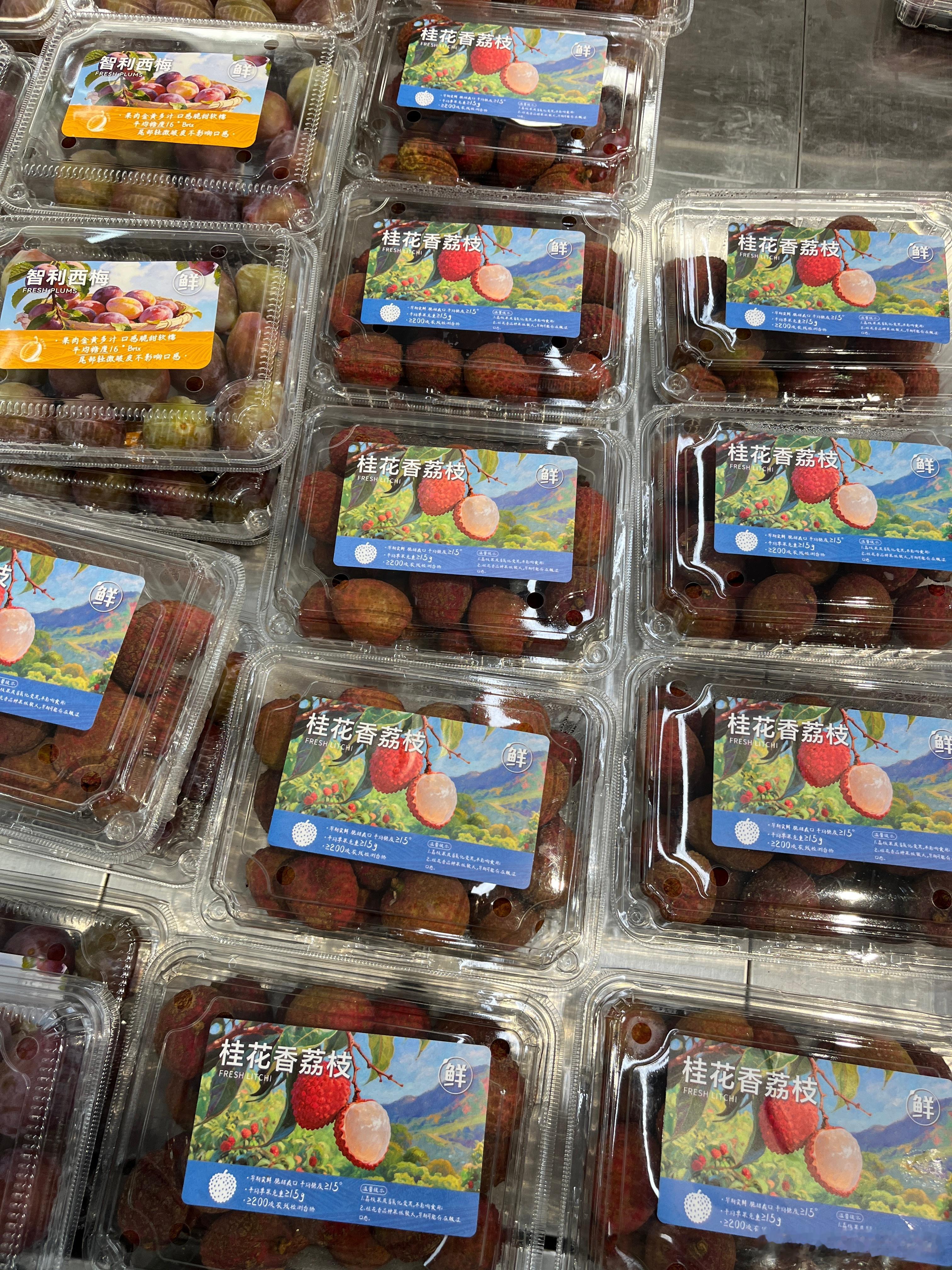 荔枝都上市了，那么早，比杨梅还快，这时候的荔枝应该还不好吃。早期谢娜也太水灵了