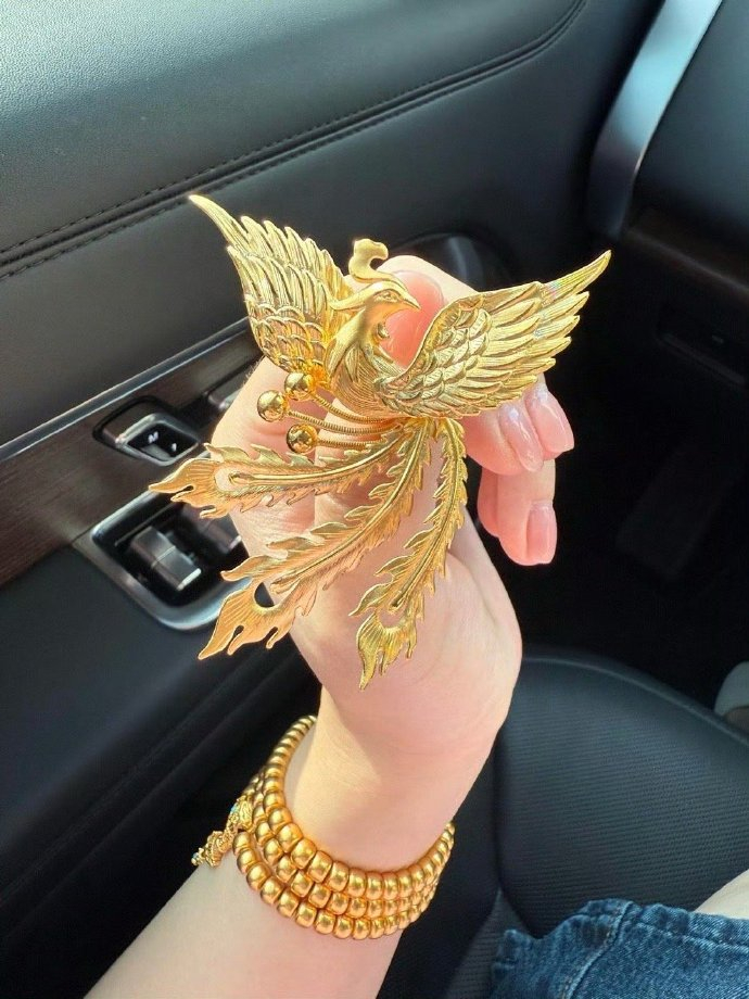 买不起和舍不得是两码事儿自己买是优越感,你送是幸福感。 