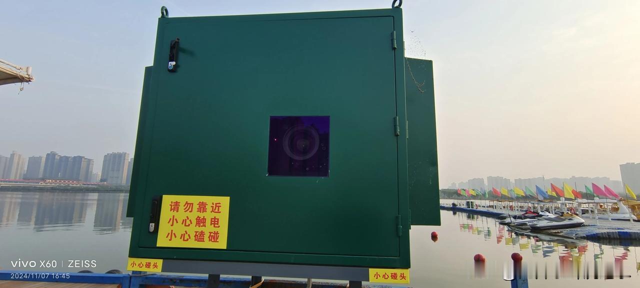 路过统一广场游船码头处，看到三个绿箱子立在中间，方孔中还能看到镜头，（见图二）这