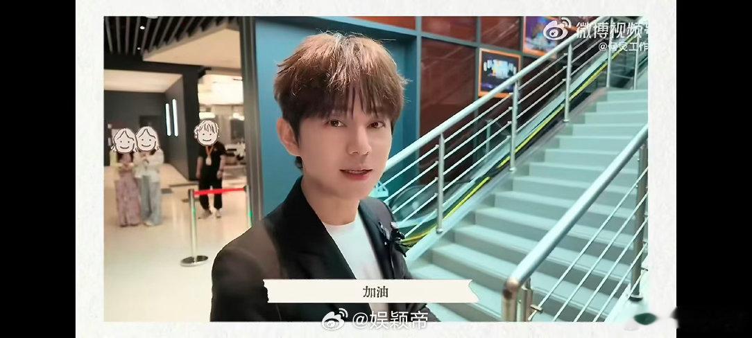 何炅歌手录制vlog 备了一桌护嗓药、跟娜姐一个字一个字对串词、反复试话筒角度。