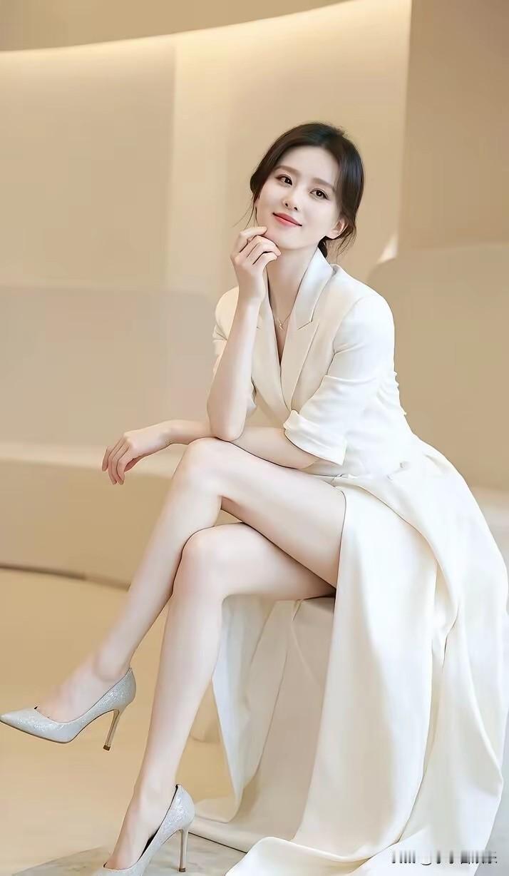 谁说美女都得明艳动人？刘诗诗偏偏靠不抢眼杀出重围！38岁状态封神，美得让人越看越