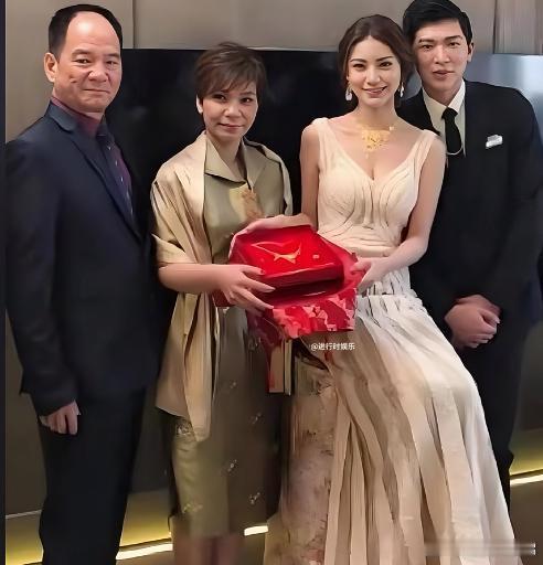 马筱梅当初与前夫应该也很相爱吧！ 